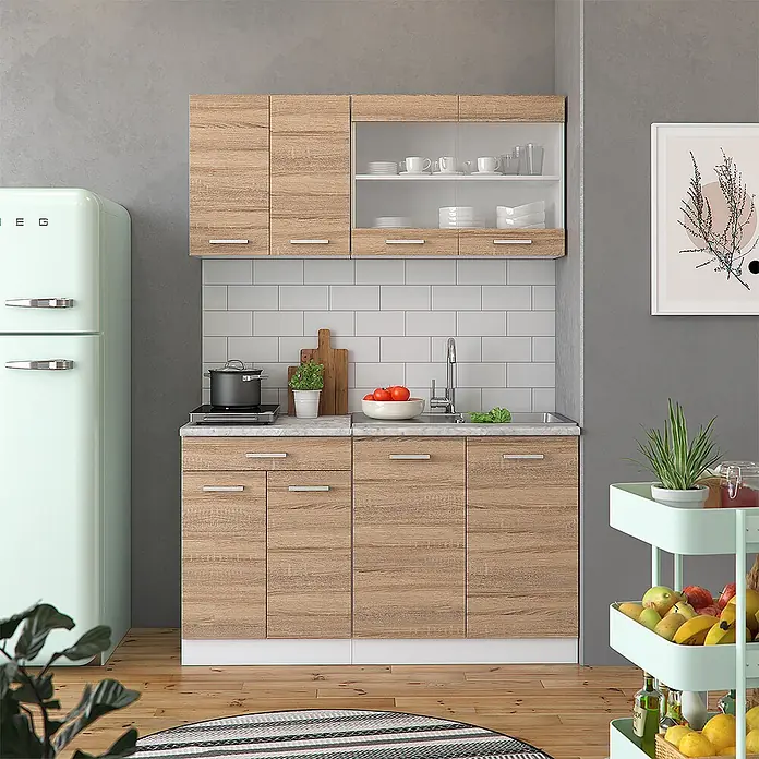 Vicco Singleküche R-Line Sonoma/Weiß, AP Eiche - Sonoma, Mit AP Eiche - Helle Holzoptik-Küchenschränke mit weißer Arbeitsplatte und Spüle, in kompakter Küchenumgebung.