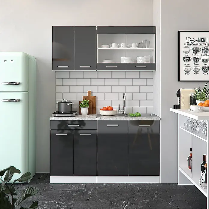 Vicco Singleküche R-Line Anthrazit Hochglanz/Weiß, AP Marmor - Breite: 140 cm, Anthrazit Hochglanz, Mit AP Marmor - Kompakte dunkelgraue Hochglanz-Küchenschränke mit Spüle, Arbeitsplatte und Oberschränken in einer modernen Küche.