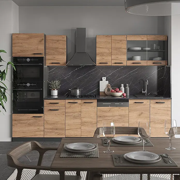 Vicco Küchenzeile R-Line, Goldkraft Eiche, 300 cm -  - Moderne Küche mit Holzschränken, schwarzen Geräten und Marmor-Rückwand, bereit zum Kochen und Speisen.