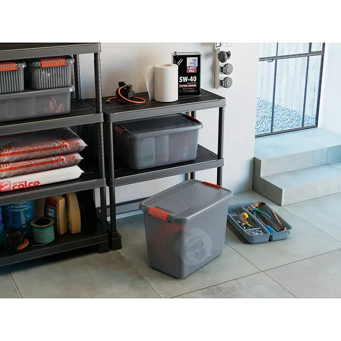 KIS Aufbewahrungsbox K LATCH - L x B x H: 59 x 39 x 45 cm, Grau - Lagerregal mit grauen Aufbewahrungsboxen und Werkzeugen für die Garage oder den Keller. Praktische Ordnungslösung.