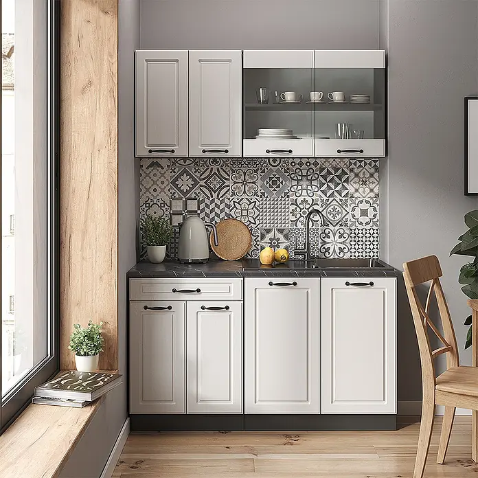 Vicco Schrankküche R-Line Weiß Landhaus mit 2 Türen - Weiß Landhaus, Dachschrägenschrank 60cm - Kompakte Küchenzeile mit weißen Schränken, schwarzen Griffen, Spüle und gemustertem Fliesenspiegel.