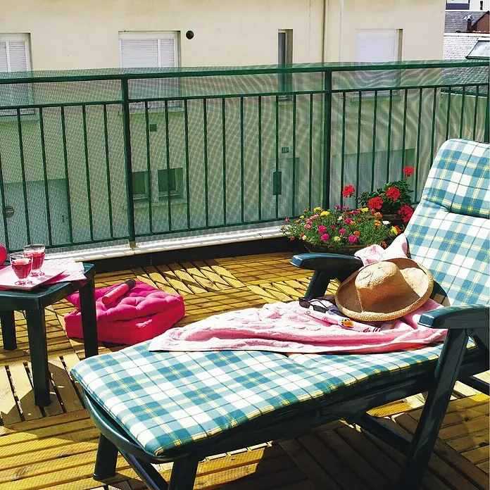 Nortene Malla protectora Balconet 05 - Verde, L x Al: 5 x 1 m - Relájese en una tumbona de cuadros en el balcón soleado con bebidas, toalla y sombrero para un día perfecto.