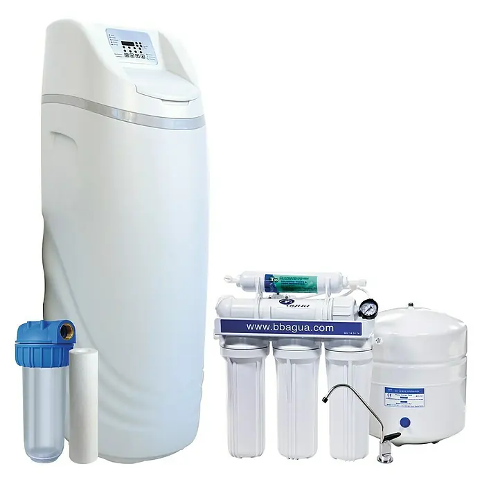 Bb agua Pack descalcificador Pilot 2.5 + equipo de ósmosis EUR 35 + filtro sedimentos 50 - 2.500 l/h, 3 pzs. - La imagen muestra un sistema completo de filtración de agua, con múltiples filtros, un tanque de almacenamiento y una unidad de control.