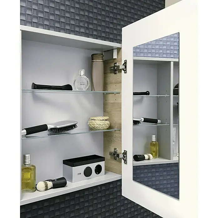 Camargue Stella LED-SpiegelschrankB x H: 60 x 73,7 cm, Holz, Berg Eiche, DIN Anschlag: Rechts, Kantenausführung Tür: Eckig - Geöffneter Spiegelschrank mit Glasböden und diversen Badutensilien für die tägliche Pflege im modernen Badezimmer.
