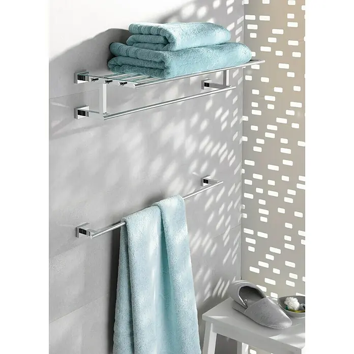Grohe Essentials Cube Multi-Badetuchhalter - Mit Ablage, Chrom, Glänzend - Handtuchhalter mit blauen Handtüchern und Bademantel. Elegantes Design für Badezimmer mit praktischer Funktionalität für Handtuchaufbewahrung.
