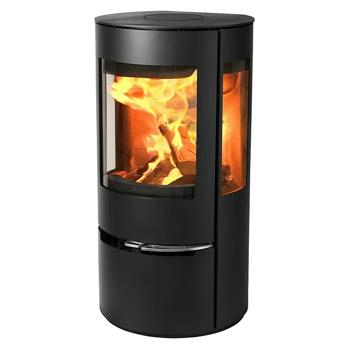 Aduro Kaminofen 17 - 7 kW, Raumheizvermögen: 350 m³, Material Verkleidung: Stahl, Schwarz - Ein schwarzer Kaminofen mit brennendem Holz und sichtbaren Flammen für ein warmes Ambiente in Ihrem Zuhause.