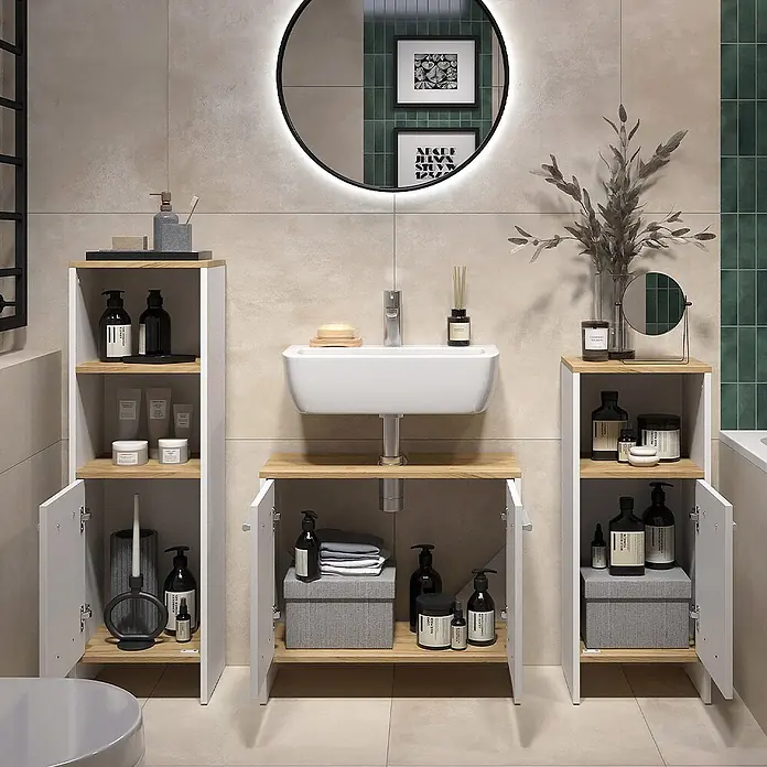 Vicco Badmöbel-Set Karli Weiß/Goldkraft Eiche 3-teilig - Weiß, Matt - Weiße Badschränke mit Naturholzplatten und -regalen, die Toilettenartikel um ein Waschbecken ordnen.