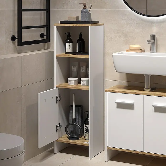 Vicco Badmöbel-Set Karli Weiß/Goldkraft Eiche 3-teilig - Weiß, Matt - Weißer Badschrank mit Eichenregalen und -platte, eine Tür offen, für Toilettenartikel im modernen Bad.