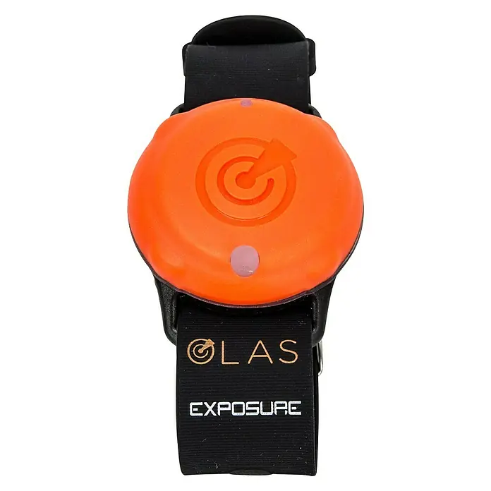 Navyline GPS-Tracker Armband - Funktionen: GPS-Ortung, Orange/Schwarz - Nahaufnahme des LAS Exposure-Armbands mit orangefarbener Oberseite, LED-Anzeige und verstellbarem schwarzen Band für präzise Belichtungsmessung.