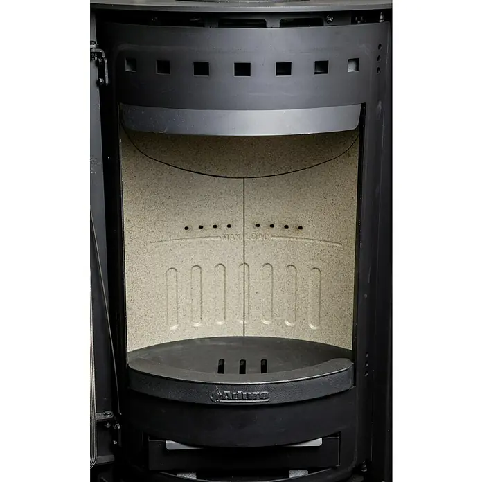 Aduro Kaminofen 17 - 7 kW, Raumheizvermögen: 350 m³, Material Verkleidung: Stahl, Schwarz - Innenansicht eines Aduro Kaminofens, der eine maximale Beladungsmarkierung und ein schlankes, modernes Design aufweist.