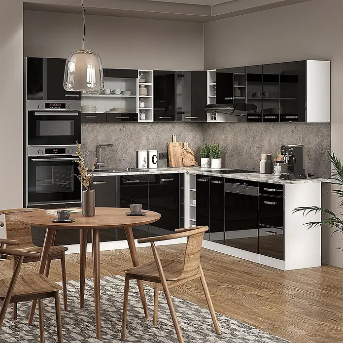 Vicco Eckküche R-Line Schwarz Hochglanz/Weiß, AP Marmor - B x T: 247 x 60 cm, Schwarz Hochglanz, Ohne Elektrogeräte - Moderne Küche mit schwarzen Hochglanzschränken, integrierten Geräten und einem Holzesstisch im Essbereich.