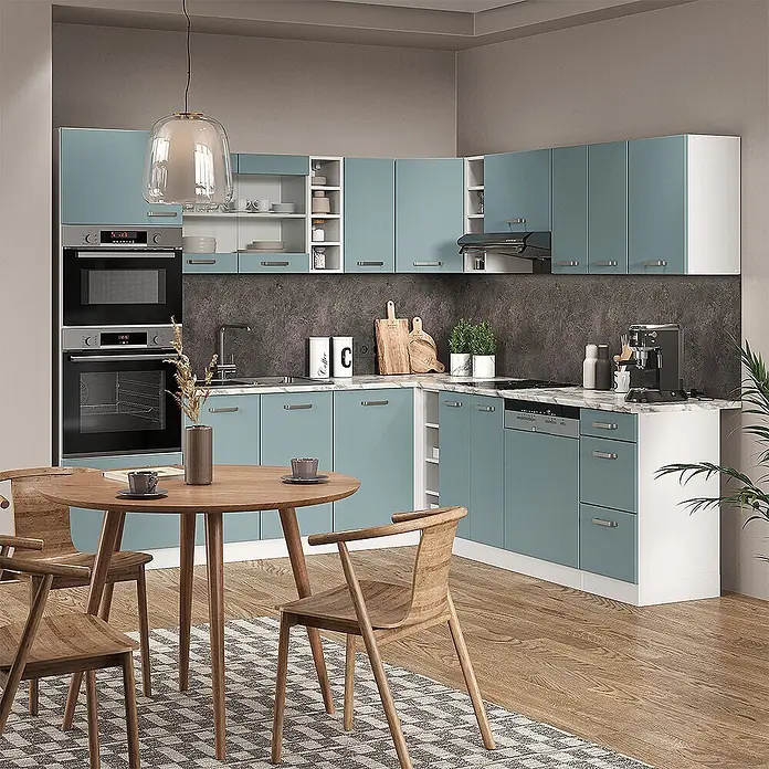 Vicco Eckküche R-Line Blau-Grau, AP Marmor - B x T: 247 x 60 cm, Blau-Grau, Ohne Elektrogeräte - Eine moderne Küche mit hellblauen Schränken, weißen Arbeitsplatten, integrierten Geräten und einem Esstisch aus Holz.