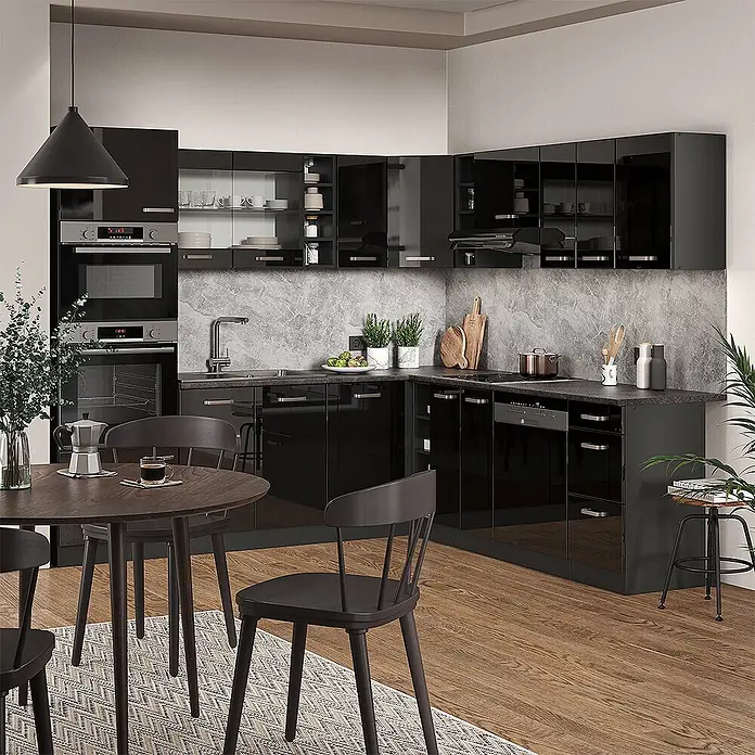Vicco Eckküche R-Line Schwarz Hochglanz/Anthrazit, AP Anthrazit - B x T: 247 x 60 cm, Schwarz Hochglanz, Ohne Elektrogeräte - Moderne L-förmige Küche mit glänzend schwarzen Schränken, grauen Arbeitsplatten, Einbaugeräten und Essbereich.