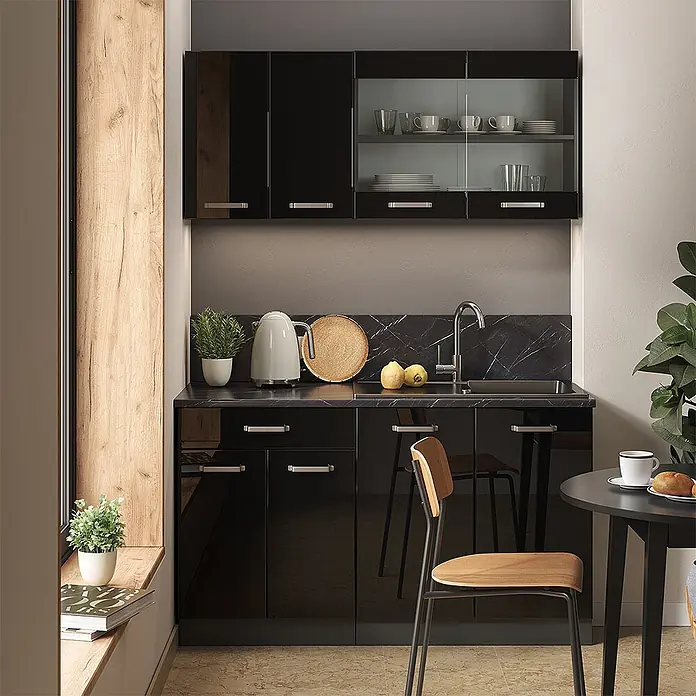Vicco Schrankküche R-Line Schwarz Hochglanz mit 2 Schubladen - Schwarz Hochglanz, Dachschrägenschrank 60cm mit Schublade - Glänzendes schwarzes Küchenschrank-Set mit Ober- und Unterschränken, darunter ein Glasschrank und schwarzer Arbeitsplatte in Marmoroptik mit Spüle.