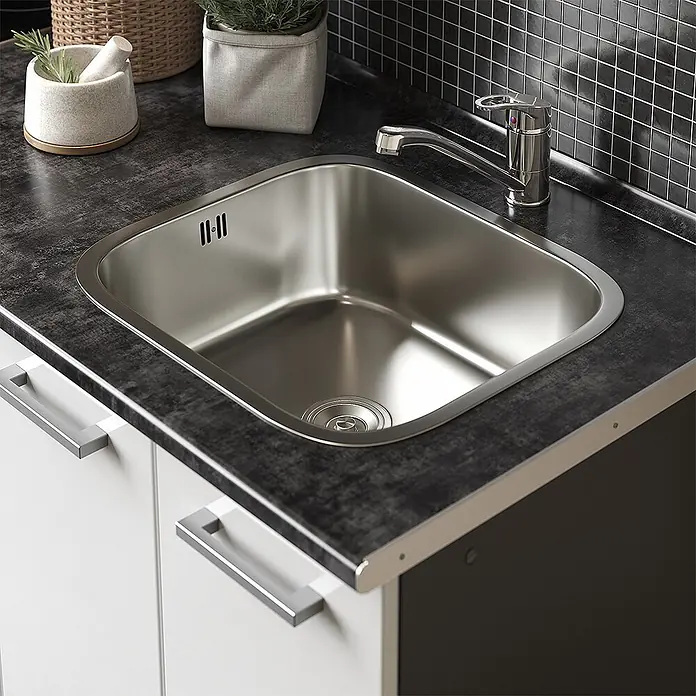 Vicco Singleküche R-Line Weiß Hochglanz/Anthrazit mit Herdumbauschrank mit Arbeitsplatte - Breite: 160 cm, Weiß Hochglanz, Mit AP Anthrazit - Edelstahlspüle mit integriertem Wasserhahn, in dunkle Arbeitsplatte über weißen Schränken eingelassen.