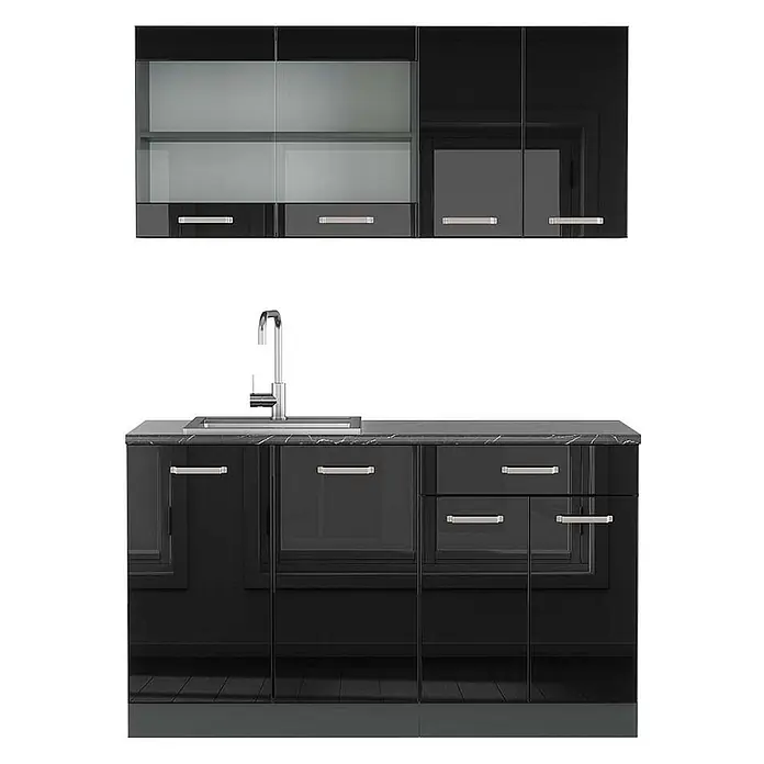 Vicco Singleküche R-Line Schwarz Hochglanz/Anthrazit, AP Anthrazit - Schwarz Hochglanz, Mit AP Anthrazit - Glänzend schwarze Küchenzeile mit silbernen Griffen, Oberschränken (teilweise Milchglas) und Unterschränken mit Spüle und schwarzer Marmor-Arbeitsplatte.