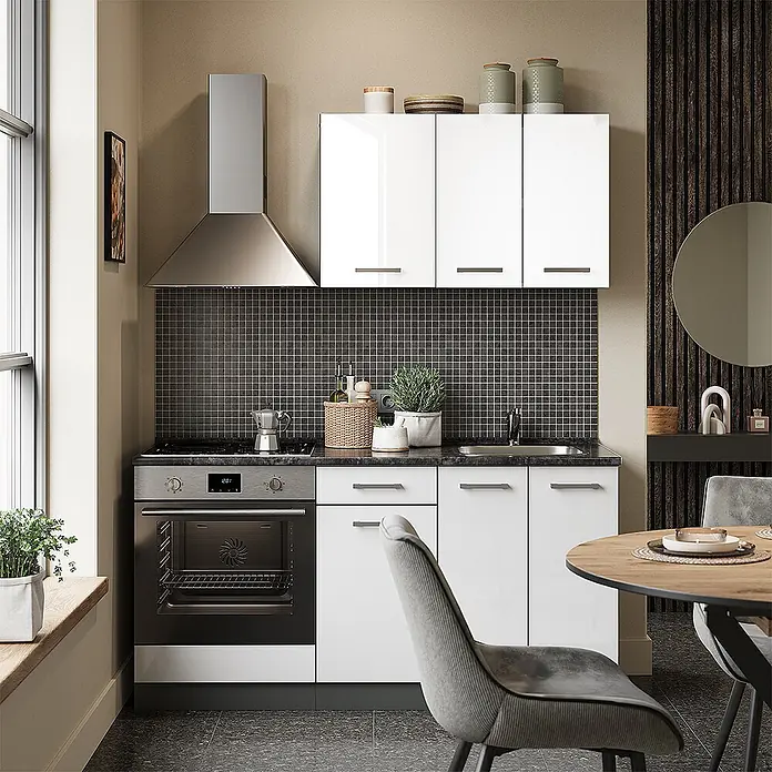 Vicco Singleküche R-Line Weiß Hochglanz/Anthrazit mit Herdumbauschrank mit Arbeitsplatte - Breite: 160 cm, Weiß Hochglanz, Mit AP Anthrazit - Eine moderne, kompakte Küchenzeile mit weißen Schränken, Edelstahlofen, Kochfeld und Spüle, integriert in eine stilvolle Küchenumgebung.