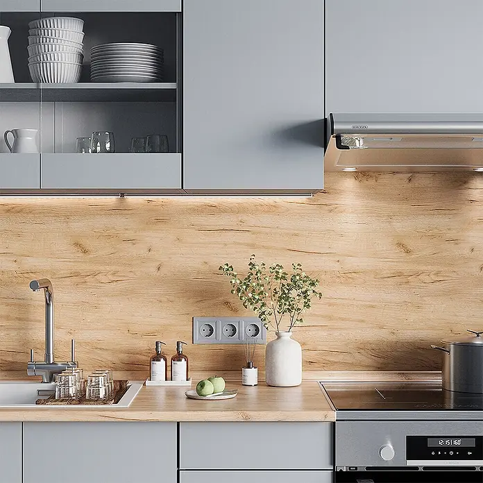 Vicco Küchenzeile R-Line Grau, AP Eiche - Grau, Ohne Elektrogeräte - Moderne Küche mit hellgrauen Schränken, hellen Holz-Arbeitsplatten und passender Rückwand.