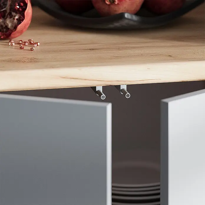 Vicco Küchenzeile R-Line Grau, AP Eiche - Grau, Ohne Elektrogeräte - Zwei silberne Push-to-Open-Verschlüsse unter einer Holzplatte, Schranktüren leicht geöffnet.