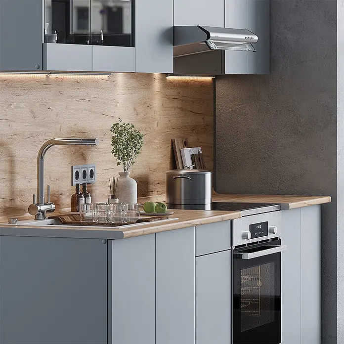 Vicco Küchenzeile R-Line Grau, AP Eiche - Grau, Ohne Elektrogeräte - Moderne Küche mit hellgrauen Schränken, Arbeitsplatte und Spritzschutz aus Holz, ergänzt durch Edelstahlelemente.
