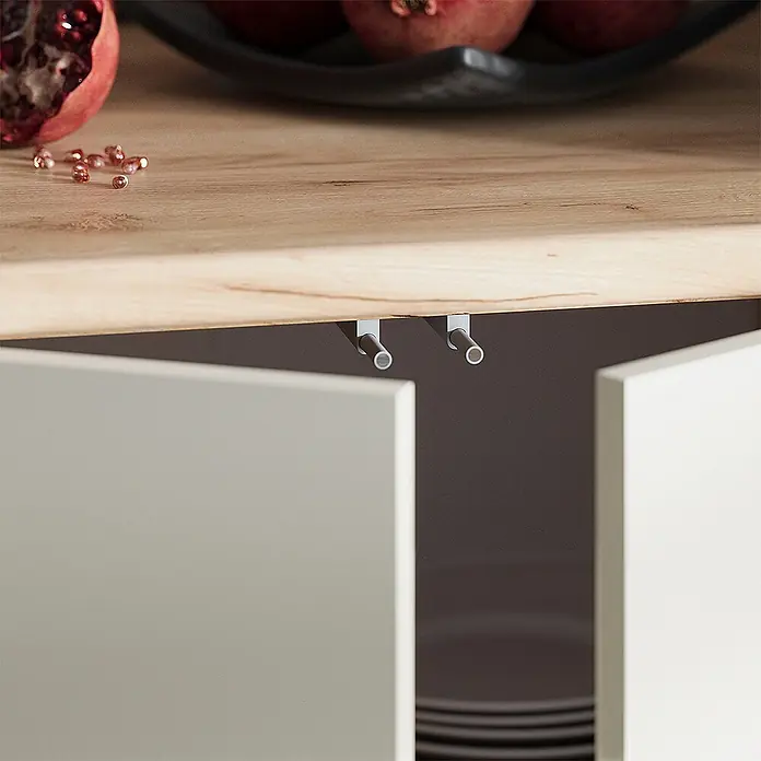 Vicco Küchenzeile R-Line Hellgrau, AP Eiche - Beige, Ohne Elektrogeräte - Zwei hellgraue Push-to-open-Mechanismen unter einer Holzplatte, mit leicht geöffneten Schranktüren, die ihre Funktion zeigen.