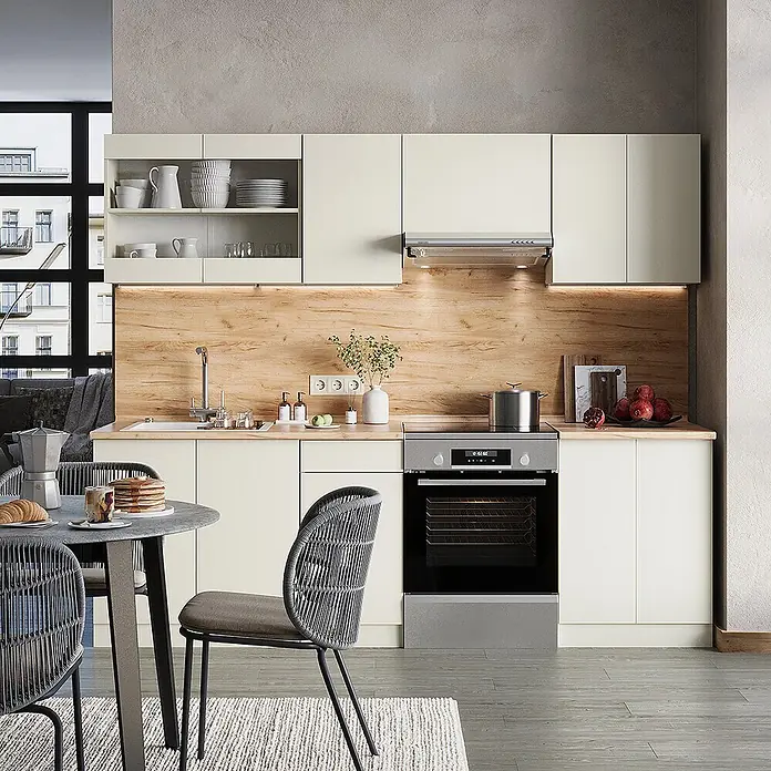 Vicco Küchenzeile R-Line Hellgrau, AP Eiche - Beige, Ohne Elektrogeräte - Moderne Küche mit hellcremefarbenen Schränken, einer Holzwand, integriertem Edelstahlbackofen und angrenzendem Essbereich.