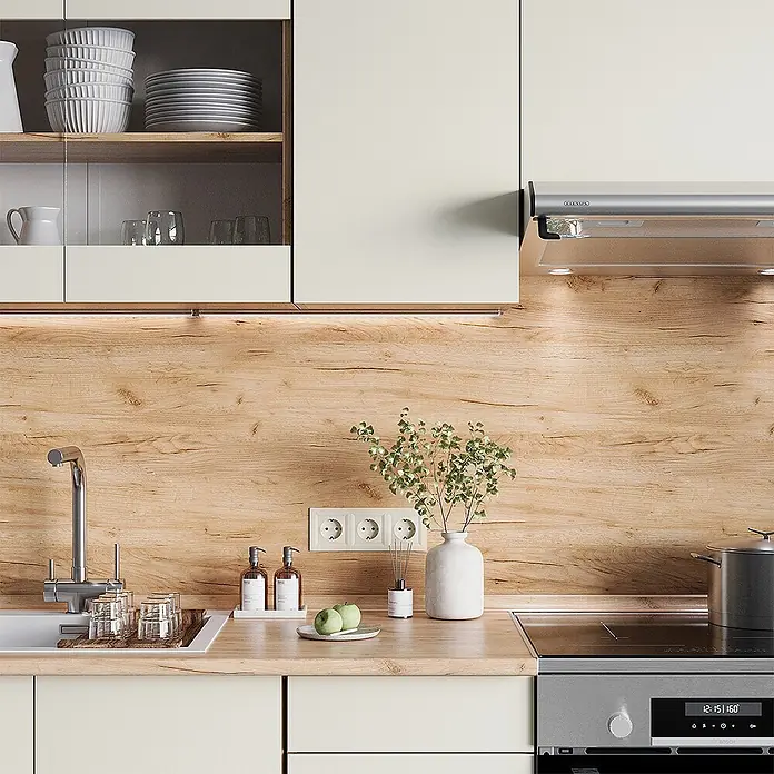 Vicco Küchenzeile R-Line Hellgrau, AP Eiche - Beige, Ohne Elektrogeräte - Eine moderne Küche mit cremefarbenen Schränken, Holzrückwand und Arbeitsplatte sowie Edelstahlgeräten.