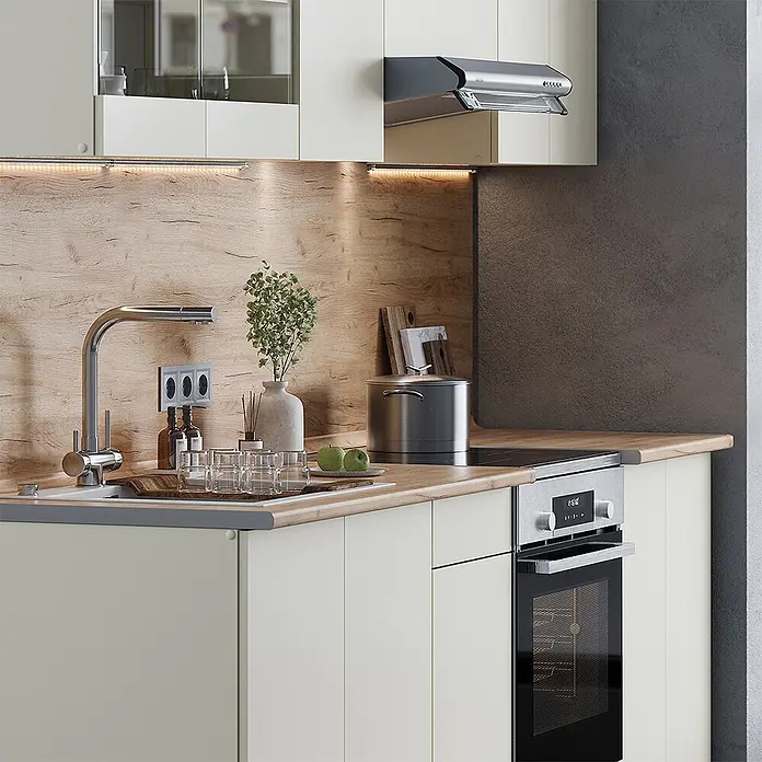 Vicco Küchenzeile R-Line Hellgrau, AP Eiche - Beige, Ohne Elektrogeräte - Moderne Küche mit hellbeigen Schränken, Holz-Arbeitsplatten und integrierten Edelstahlgeräten wie Backofen, Kochfeld und Spüle.