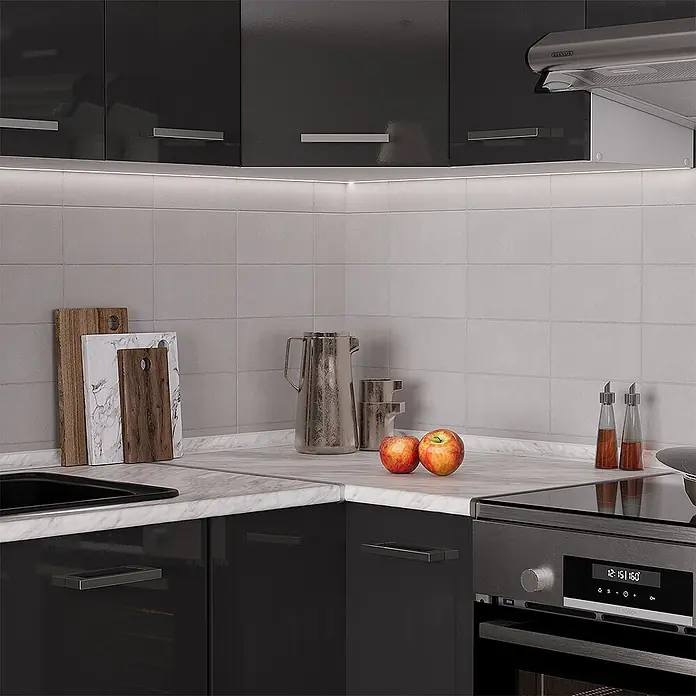 Vicco Eckküche Rick Anthrazit Hochglanz/Weiß, AP Marmor - B x T: 187 x 60 cm, Anthrazit, Ohne Elektrogeräte - Moderne Küchenecke mit glänzend schwarzen Schränken, hellgrauem Fliesen-Spritzschutz, Marmor-Arbeitsplatte und Unterschrankbeleuchtung.