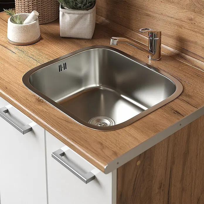 Vicco Singleküche R-Line Weiß Hochglanz mit Herdumbauschrank und Spüle mit AP - Breite: 160 cm, Weiß Hochglanz, Mit AP Eiche, mit Spüle - Edelstahl-Spülbecken mit Chromarmatur, in eine Arbeitsplatte in Holzoptik über weißen Schränken integriert.