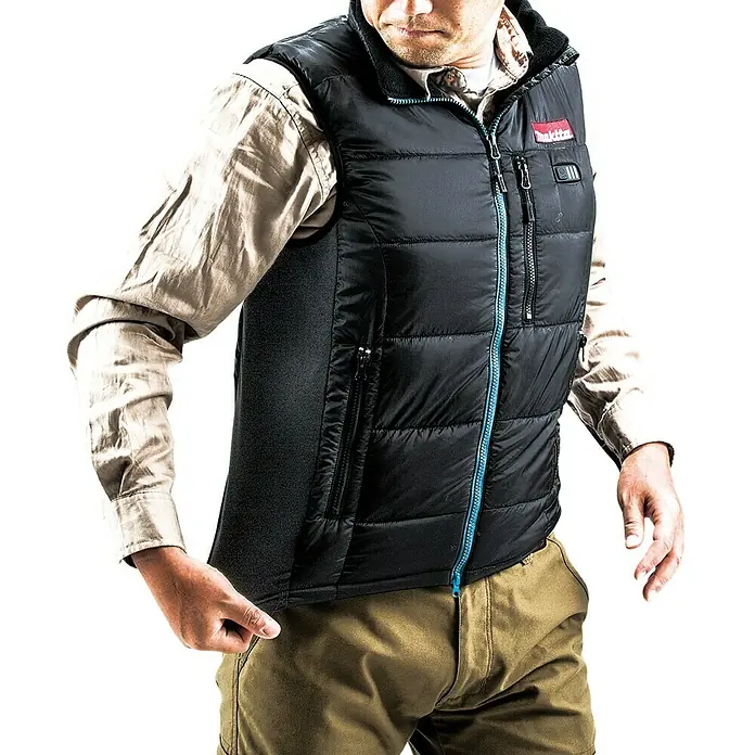 Makita Thermoweste CV101DZ - 12 V, Ohne Akku, M - Abgebildet ist eine beheizbare Makita-Weste in Schwarz mit blauem Reißverschluss, ideal für kühle Arbeitsumgebungen.