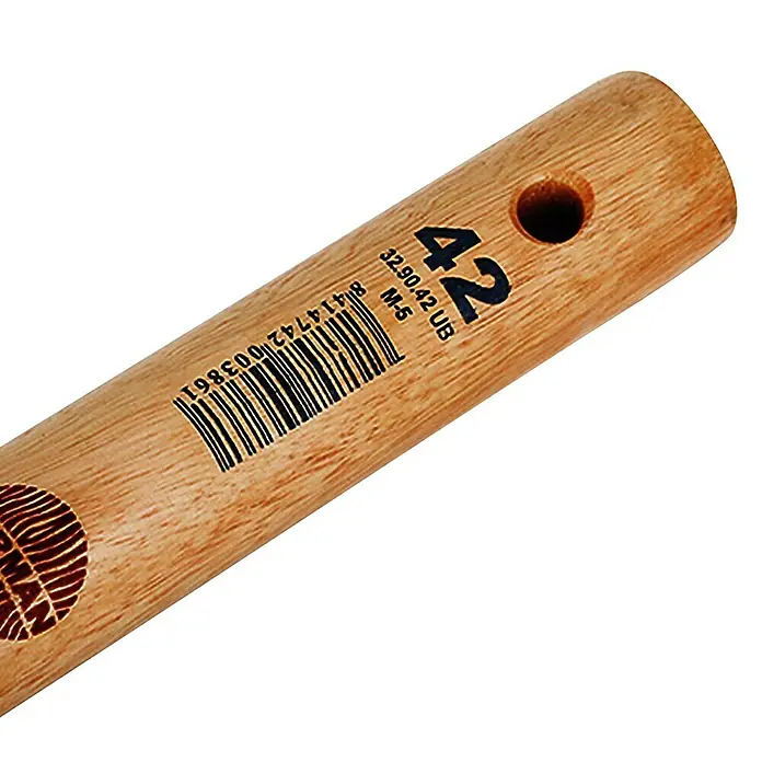 Mango de azada 42 - Ø x L: 42 mm x 90 cm - Primer plano de un mango de pincel de madera con el número 42, código de barras y un agujero para colgar.
