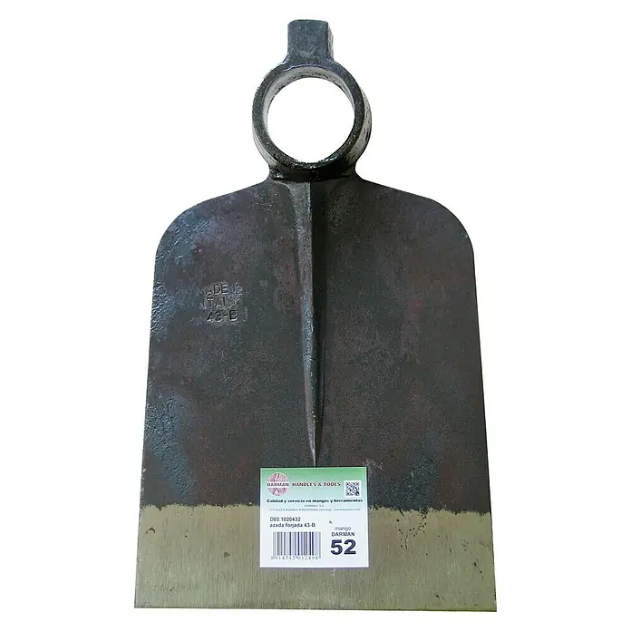 Azada 43B - Anchura de trabajo: 18 cm, Material cabezal del equipo: Acero - Primer plano de una robusta azada de jardín DARMAN de metal, ideal para jardinería y cultivo del suelo.