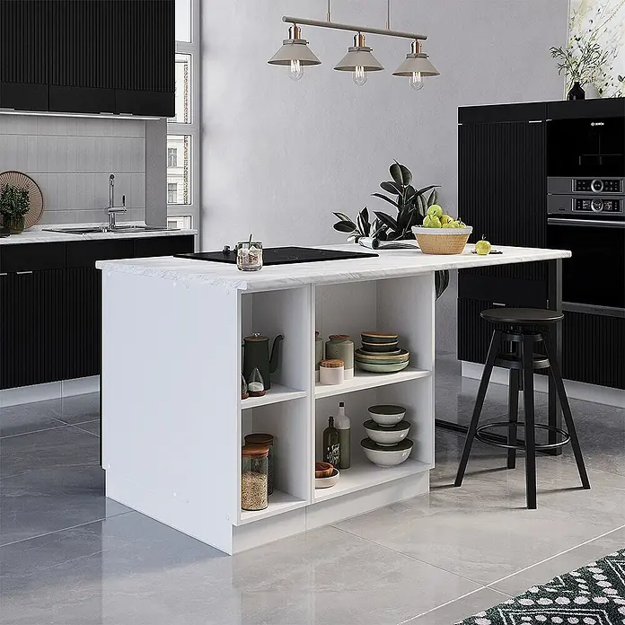 Vicco Inselküche Fame-Line Schwarz gestreift mit Schublade, ohne Arbeitsplatte - Schwarz gestreift, Ohne Elektrogeräte - Weiße Kücheninsel mit Marmorplatte und integriertem Kochfeld, offenen Regalen in einer modernen Küche.