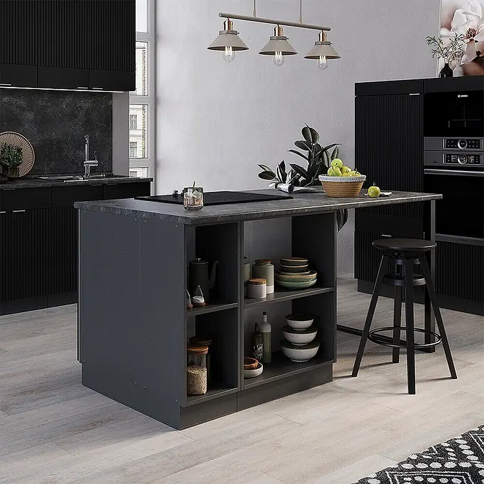 Vicco Inselküche Fame-Line Schwarz gestreift mit Schublade, ohne Arbeitsplatte - Schwarz gestreift, Ohne Elektrogeräte - Dunkelgraue Kücheninsel mit offenen Regalen und dunkler Arbeitsplatte mit Induktionskochfeld, in einer modernen Küche.