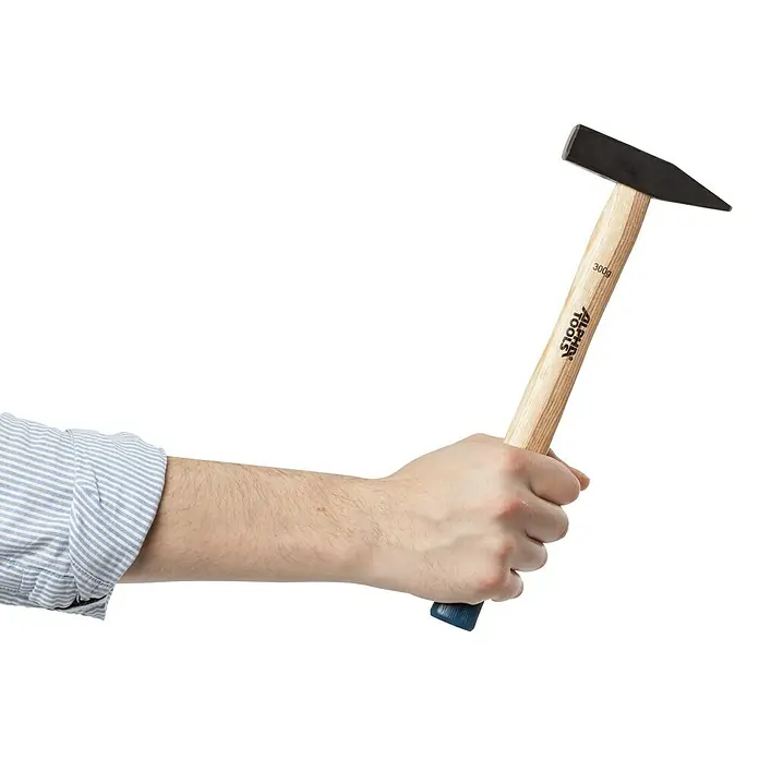Alpha Tools Schlosserhammer - 300 g, Eschenholz - Eine Hand hält einen Hammer der Marke Alpha Tools mit einem Holzstiel und einem schwarzen Kopf, der 300g wiegt.