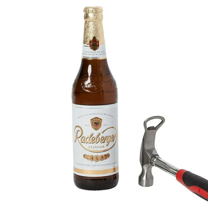BAUHAUS Martillo de albañil - 235 g, Acero - Primer plano de una botella de Radeberger Pilsner junto a un martillo con un abridor de botellas, ideal para amantes de la cerveza y el bricolaje.
