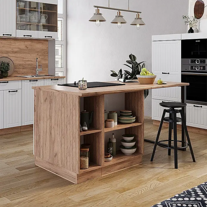 Vicco Inselküche Fame-Line Weiß Landhaus mit Schublade, ohne Arbeitsplatte - Weiß Landhaus, Ohne Elektrogeräte - Helle Kücheninsel in Holzoptik mit Induktionskochfeld, offenen Regalen und Bartresen-Erweiterung in einer modernen Küche.
