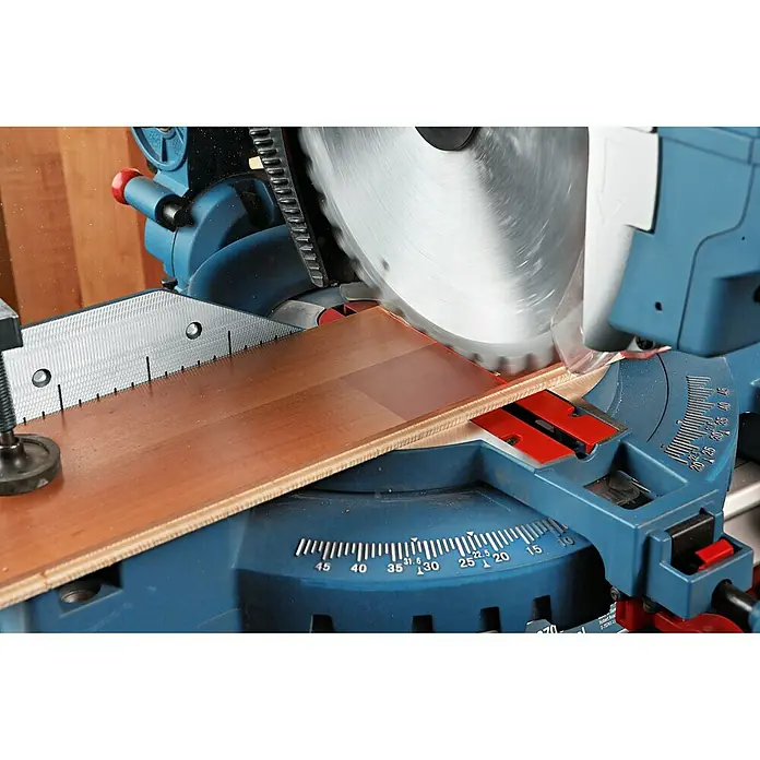 Bosch Professional Tischkreissäge GTM 12 JL - 1.800 W, Durchmesser Sägeblatt: 305 mm - Eine Kapp- und Gehrungssäge schneidet präzise ein Holzbrett, ideal für Heimwerker und Profis, die Wert auf Genauigkeit legen.