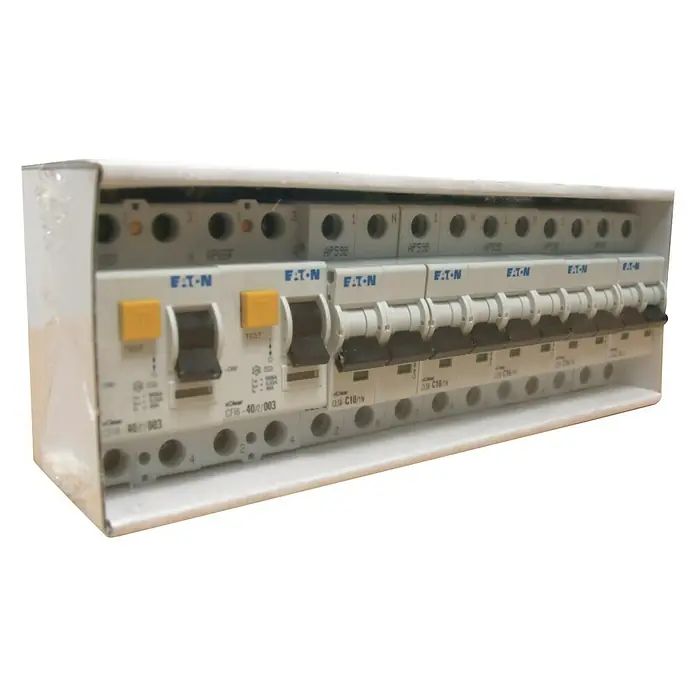 Eaton Magnetotérmico automático Set 2x10A + 3x10A + DIF 2x40A - C, 10 A, Corriente de falla de diseño: 6 kA, 2 ud. - Un dispositivo de corriente residual (RCD) Eaton con múltiples interruptores automáticos en una caja blanca.