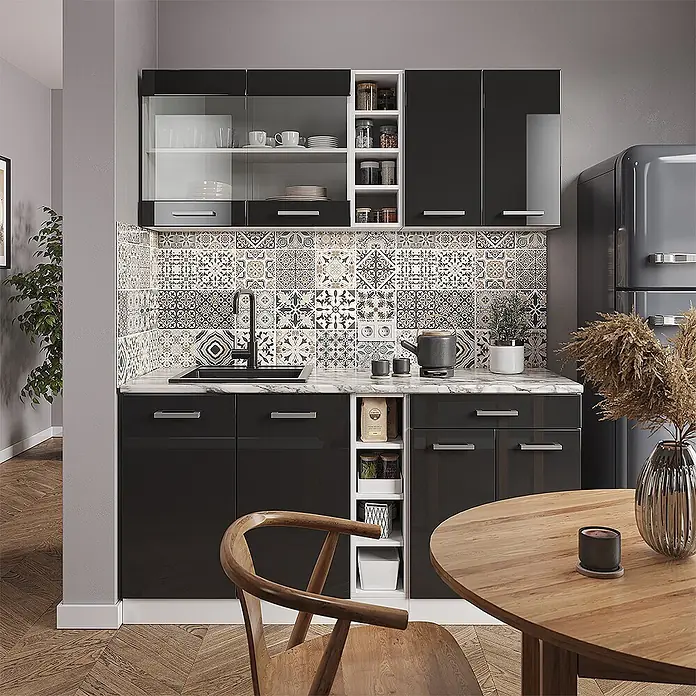 Vicco Schrankküche R-Line Weiß ohne Arbeitsplatte - Weiß, Regalunterschrank 15 cm - Moderne schwarz hochglänzende Küchenschränke mit weißer Marmorarbeitsplatte, farbigem Fliesenspiegel und integrierter Spüle in Küchenumgebung.