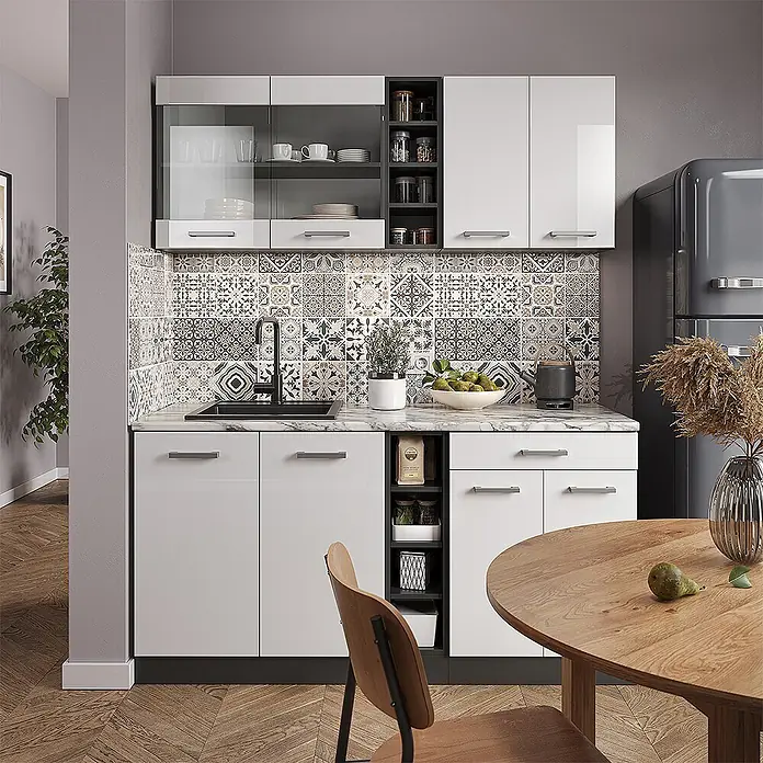 Vicco Schrankküche R-Line Anthrazit ohne Arbeitsplatte - Anthrazit, Regalunterschrank 25 cm - Weiße Küchenschränke mit dunklen Akzenten, Arbeitsplatte in Marmoroptik und gemusterter Rückwand in moderner Küche.