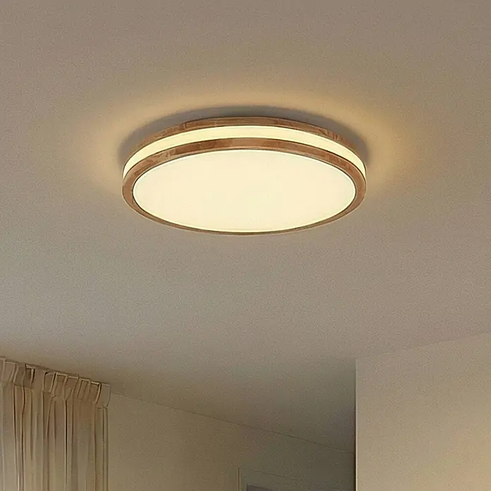 Lindby Deckenleuchte Emiva - Holz hell, Holz hell - Runde Deckenleuchte mit Holzrahmen, weißem Diffusor und beleuchtetem äußeren LED-Streifen, an der Decke montiert.