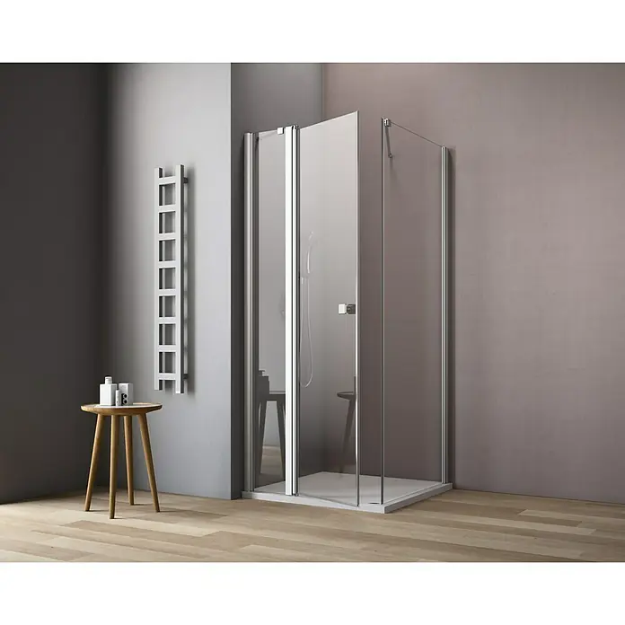 GEO Hit Eckdusche B-F200 - 90 x 100 x 202,2 cm, Unbeschichtet, Silber, Glasstärke: 6 mm, DIN Anschlag: Links - Bild eines modernen Badezimmers mit einer stilvollen, begehbaren Duschkabine mit klaren Glastüren und Chromrahmen.