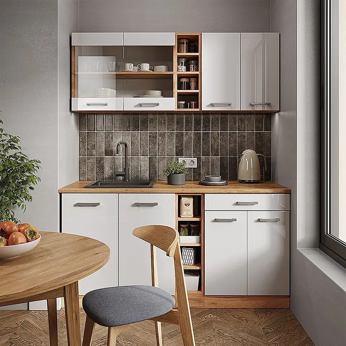 Vicco Schrankküche R-Line Goldkraft Eiche ohne Arbeitsplatte - Goldkraft Eiche, Regalunterschrank 25 cm - Moderne Küche mit weißen Hochglanzschränken, Holzarbeitsplatten und offenen Regalen um eine schwarze Spüle.