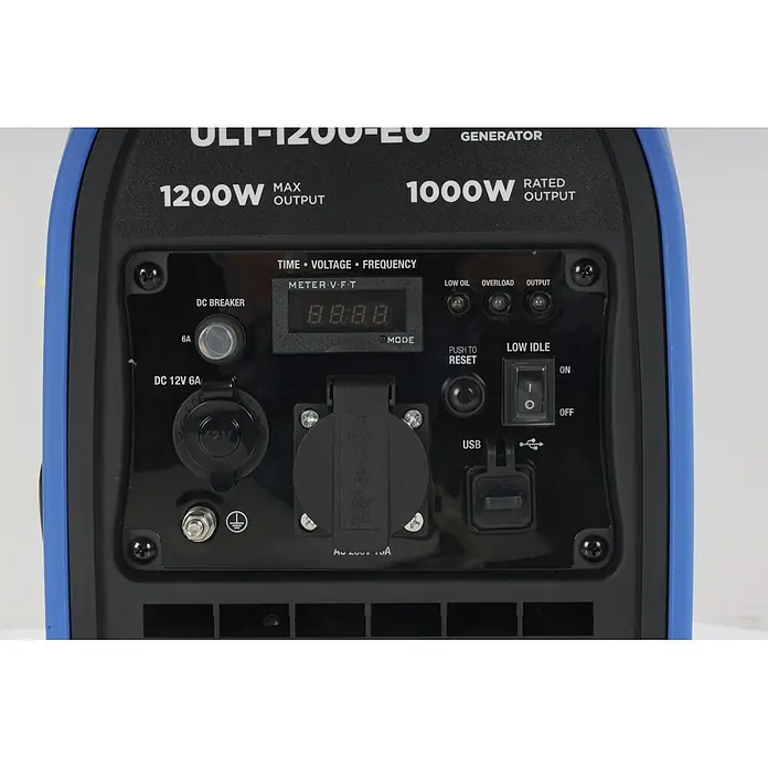 Ultimatron France Stromerzeuger ULT-1200 - Nennleistung: 1 kW, Tankvolumen: 2,2 l, Verbrauch: 0,75 l/h - Nahaufnahme des schwarzen Bedienfelds eines Generators mit Digitalanzeige, diversen Anschlüssen (AC, DC, USB), Kontrollleuchten und Schaltern.
