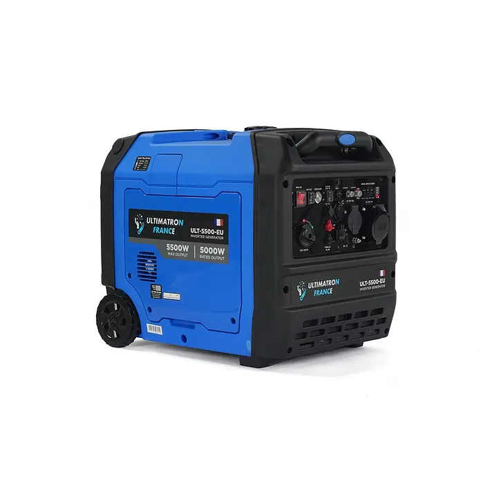 Ultimatron France Stromerzeuger ULT-5500 - Nennleistung: 5 kW, Tankvolumen: 12 l, Verbrauch: 2,6 l/h - Ein blauer und schwarzer tragbarer Inverter-Generator mit Rädern, Bedienfeld und Leistungsangaben von 5500W max und 5000W Nennleistung.