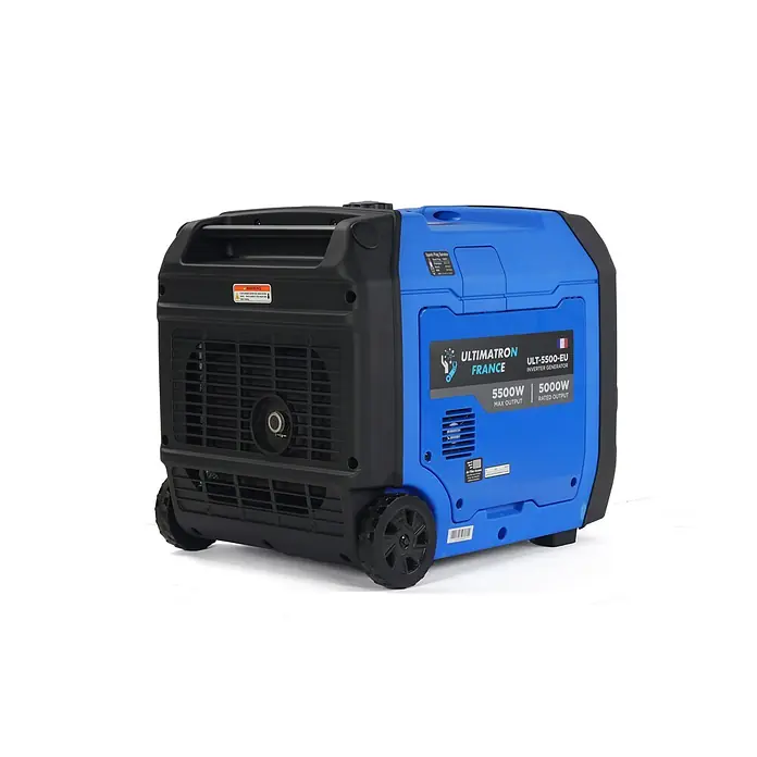 Ultimatron France Stromerzeuger ULT-5500 - Nennleistung: 5 kW, Tankvolumen: 12 l, Verbrauch: 2,6 l/h - Blauer und schwarzer Ultimatron Inverter-Generator mit Rädern, der seine 5500W Max- und 5000W Nennleistung zeigt.
