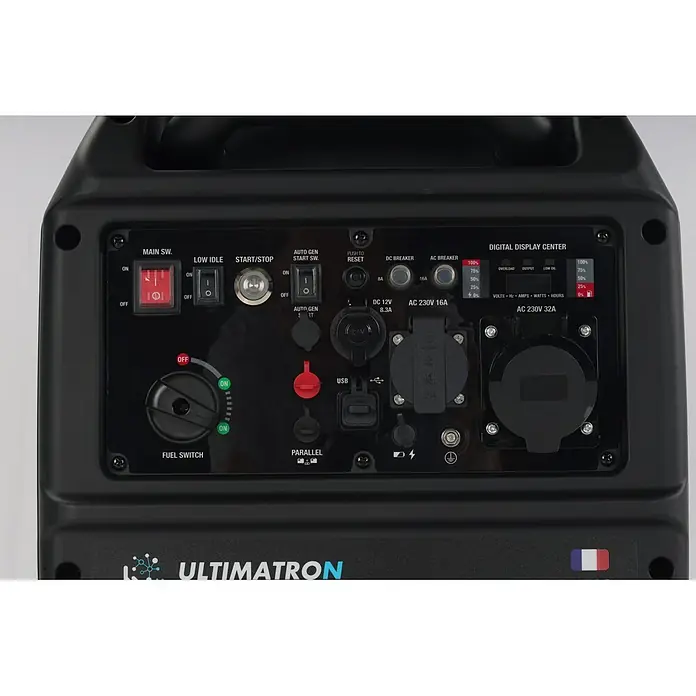 Ultimatron France Stromerzeuger ULT-5500 - Nennleistung: 5 kW, Tankvolumen: 12 l, Verbrauch: 2,6 l/h - Schwarzes Kunststoff-Generator-Bedienfeld mit mehreren Schaltern, Tasten, Digitalanzeige, Sicherungen und verschiedenen Steckdosen (DC 12V, AC 230V, USB).