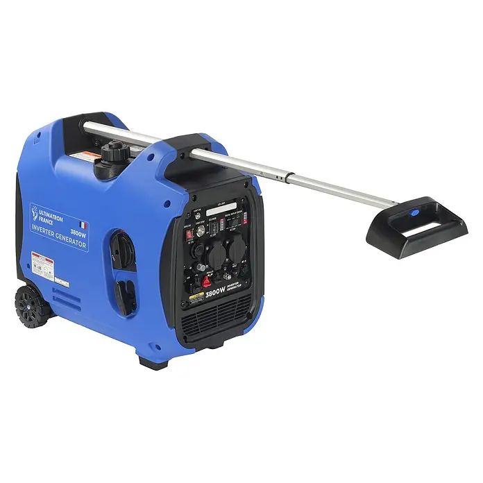 Ultimatron France Stromerzeuger ULT-3800 - Nennleistung: 3,5 kW, Tankvolumen: 6,2 l, Verbrauch: 2,5 l/h - Blauer und schwarzer UltimATRON France 3800W Inverter-Generator mit Ausziehgriff und Rädern.